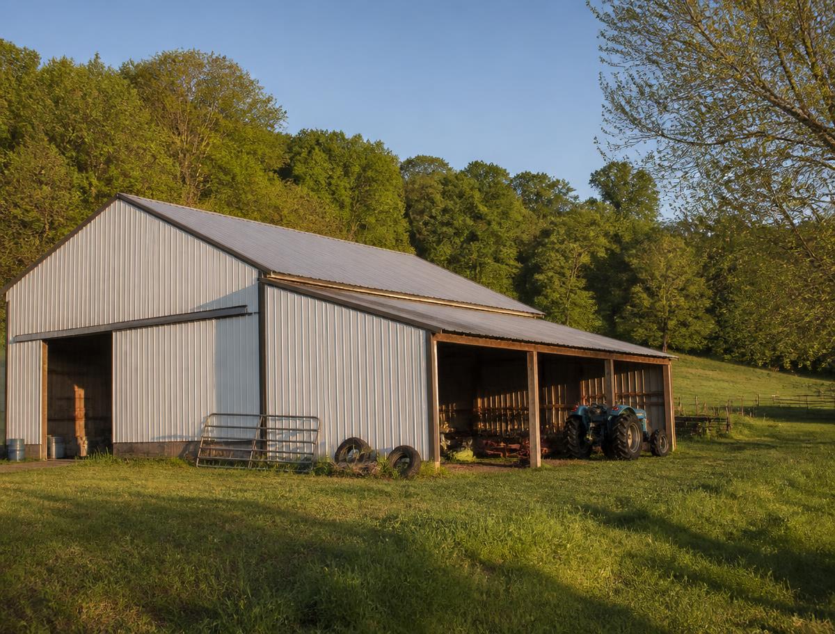 Utility barn with lean-to